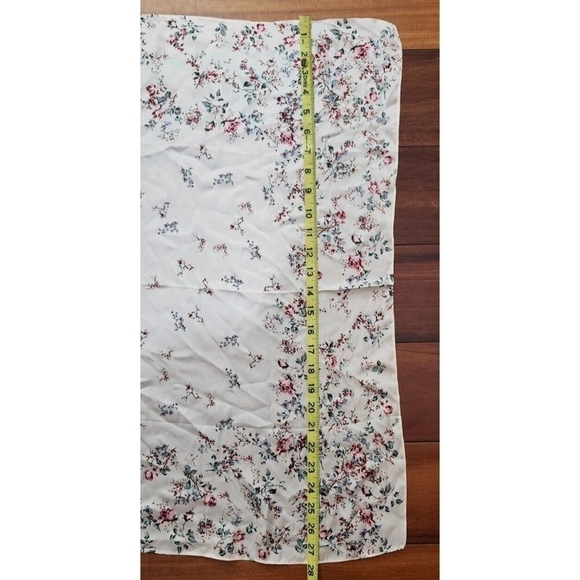 Women's Scarf Cream Red Floral Spring Scarf 27"/27" Square Polyester - Picture 8 of 10